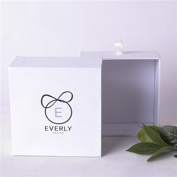 White Cute Gift Boxes, Nice And Simple Gift Boxes