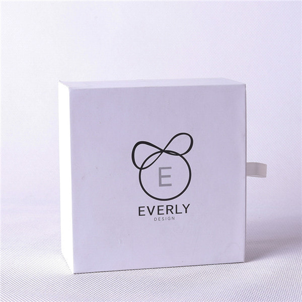 White Cute Gift Boxes, Nice And Simple Gift Boxes